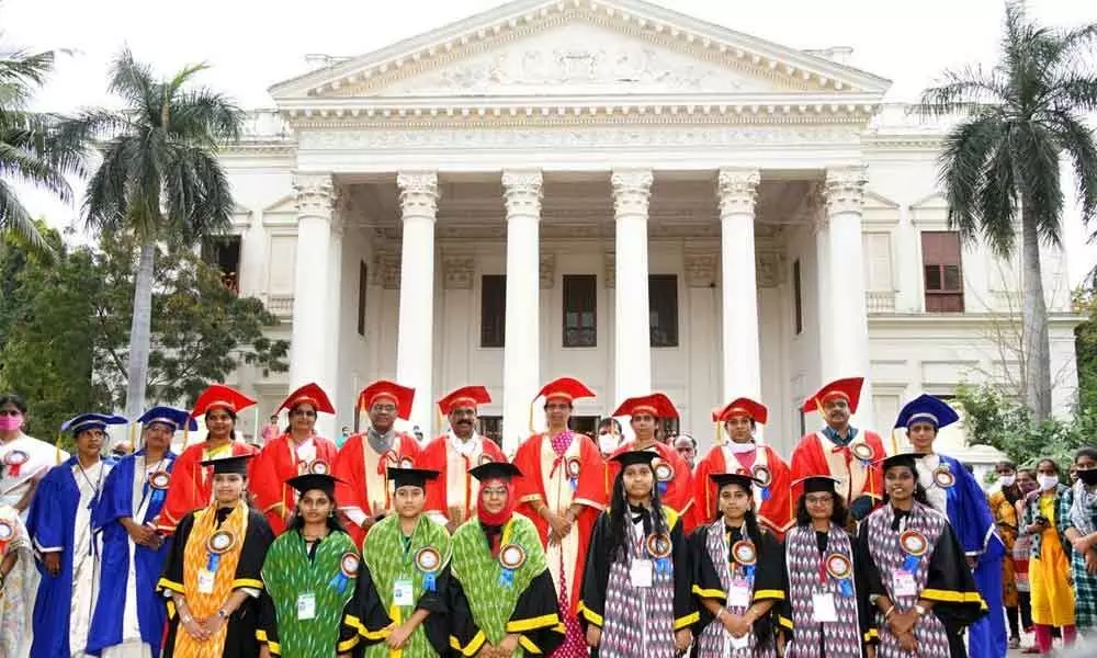 8 gold medals presented at convocation of Women’s College