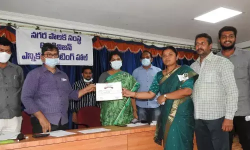 GMC Commissioner Challa Anuradha giving declaration to the 6th division corporator (elect) Pothuraju Samata in Guntur on Wednesday