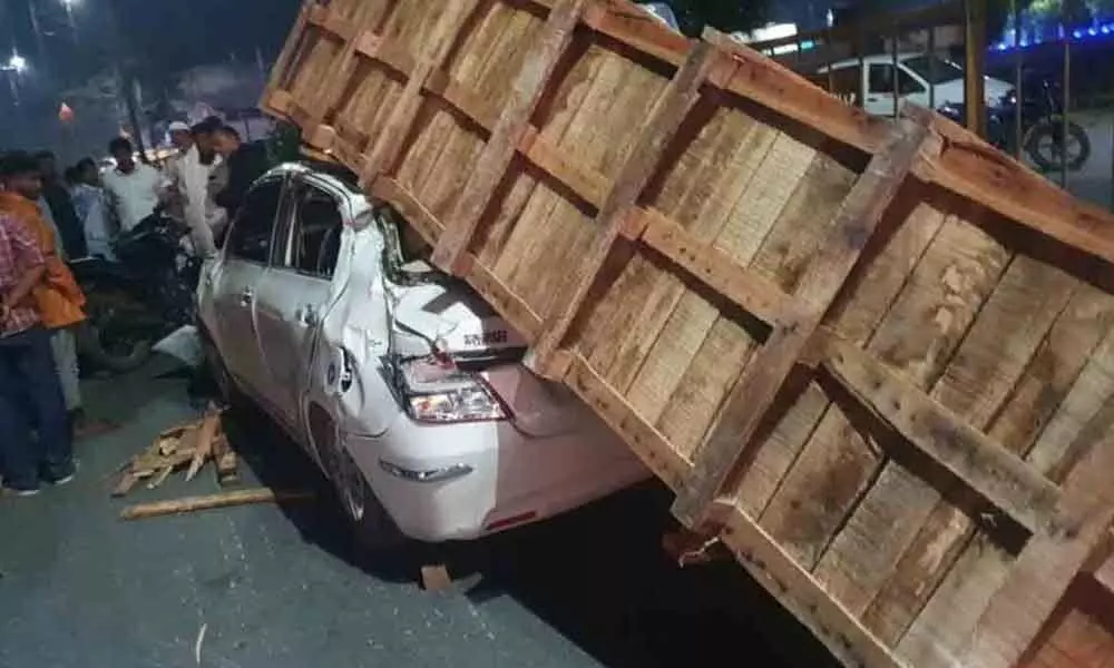 Couple hurt as container load falls on car in Dundigal