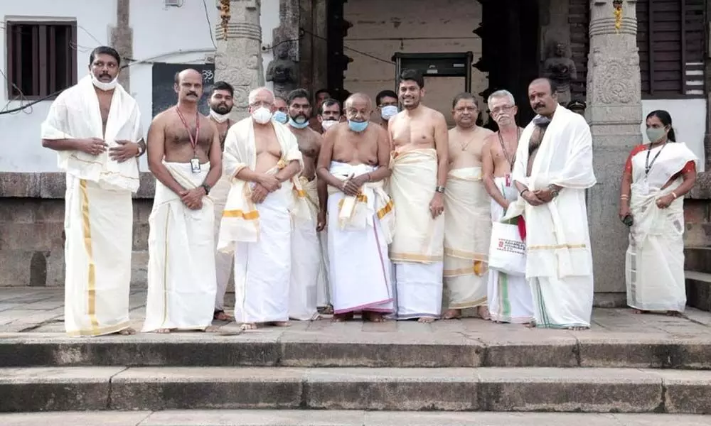 Ex-PM H.D.Deve Gowda on Thursday visited the famed Sree Padmanabhaswamy temple in Kerala