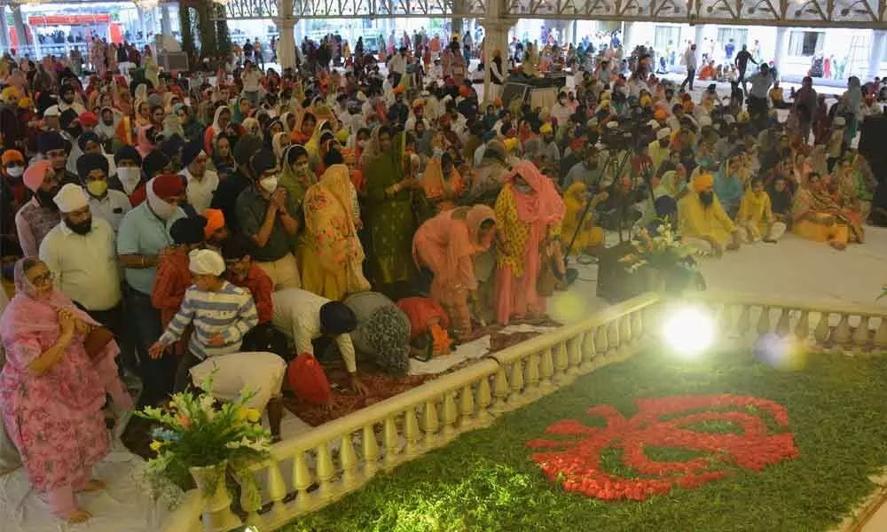 Sikh devotees paying obeisance to mark the 552 birth anniversary of Guru Nanak, the first Sikh Guru at a gurudwara in Secunderabad on Friday. 	Photo: Ch Prabhu Das