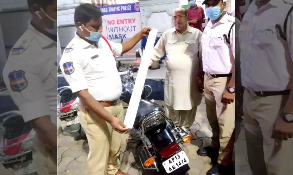 Abids traffic police catches man with 141 pending challans