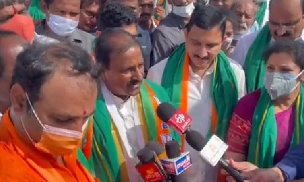 BJP State president Somu Veerraju speaking to the media in Nellore on Sunday. Party leaders Sujana Chowdary, D Purandeswari and others are seen.