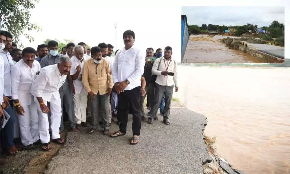Panchayat Raj Minister P Ramachandra Reddy visits Papanaidupeta and Gudimallam bridge at Srikalahasti;  Swarnamuki river bridge at Thanapalli collapsed near Thiruchanur.(Inset Pic)