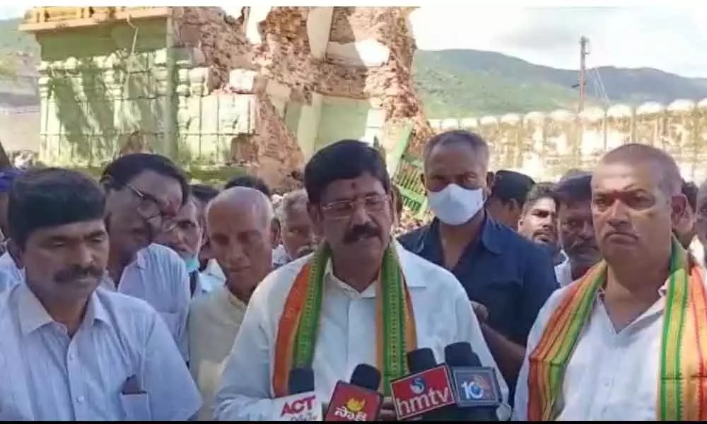 Venkatagiri MLA Anam Ramanarayana Reddy interacting with media after visiting damaged Someswara Temple at Somasila on Monday