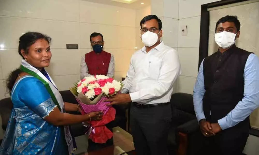 Newly elected Mayor Potluri Sravanthi formally greeting the Collector Chakradhar Babu after elction in Nellore on Monday
