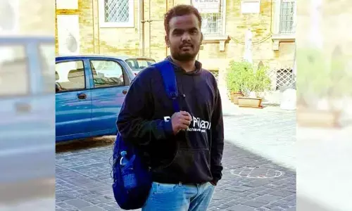 A youth from Nalgonda district Mandali Shaker (25) died  in road accident in United States of America.