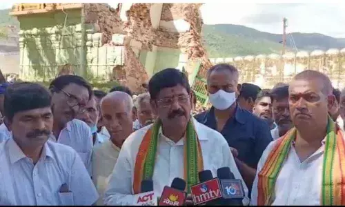 Venkatagiri MLA Anam Ramanarayana Reddy interacting with media after visiting damaged Someswara Temple at Somasila on Monday