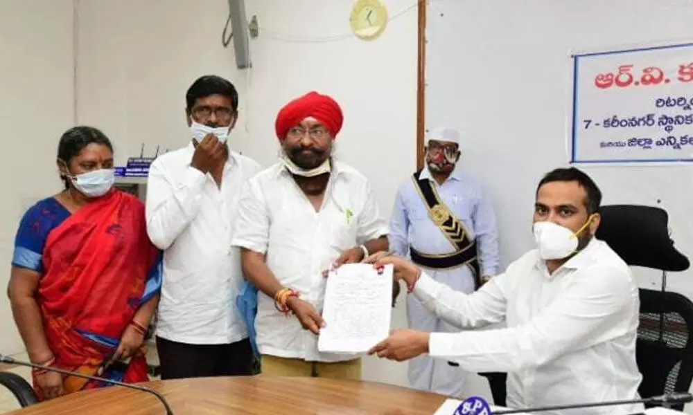 Former Karimnagar mayor submitting nomination papers as an independent candidate from KLAC on Tuesday