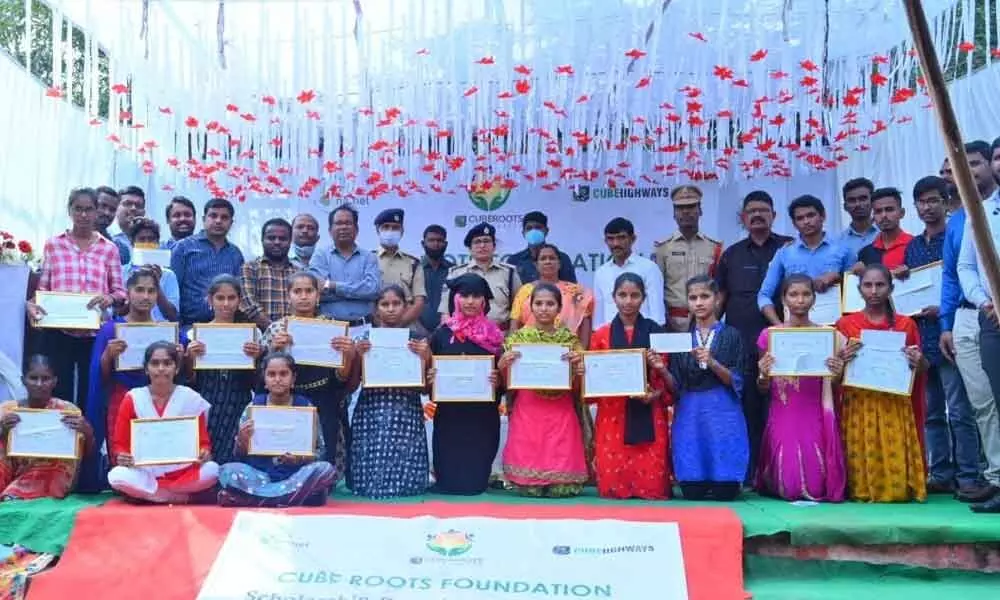 Additional SP Narmada along with students who received scholarship of Rs 10,000 each from Cube Roots foundation in a programme held at Tipparthi on Thursday