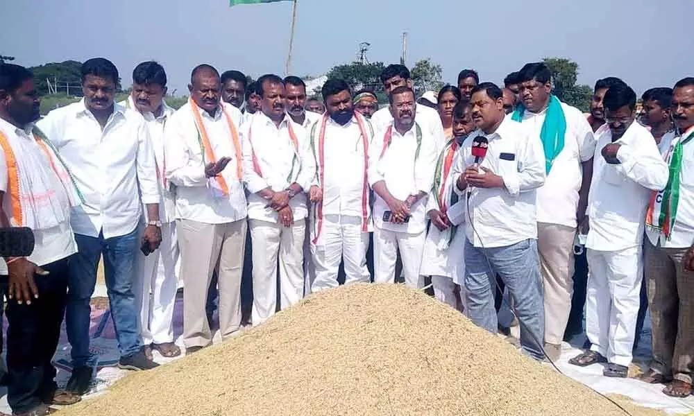 Congress leaders led by Warangal DCC president Naini Rajender Reddy inspecting harvested paddy at Nagaram village under Hasanparthy mandal on Thursday