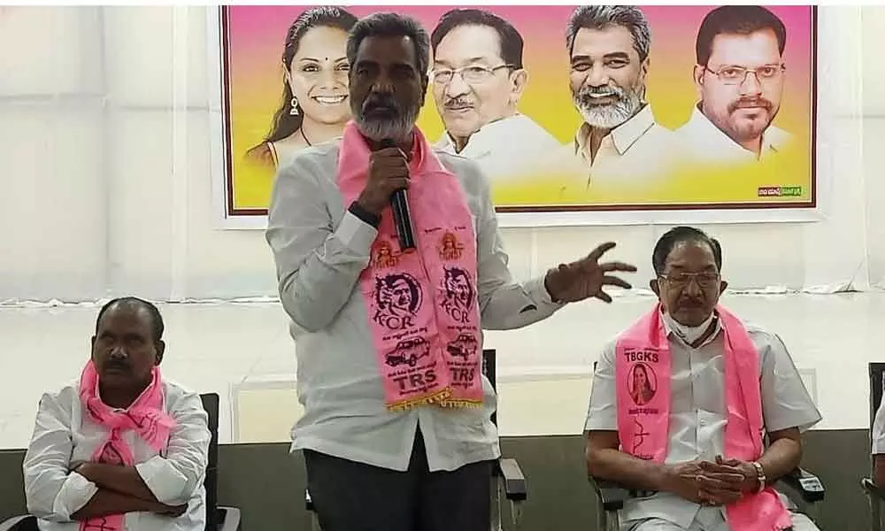 Karimnagar MP Bandi Sanjay Kumar submitting a memorandum to SCR GM Gajanan Mallya in Secunderabad on Thursday