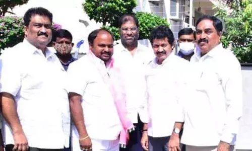 Pochampally Srinivas Reddy is being greeted by Minister for Panchayat Raj Errabelli Dayakar Rao and others in Hanumakonda on Thursday