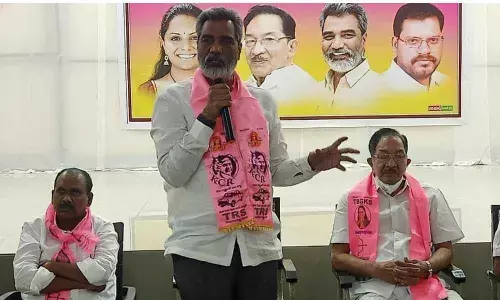 Karimnagar MP Bandi Sanjay Kumar submitting a memorandum to SCR GM Gajanan Mallya in Secunderabad on Thursday