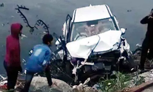 Car rams into hussain sagar hyderabad