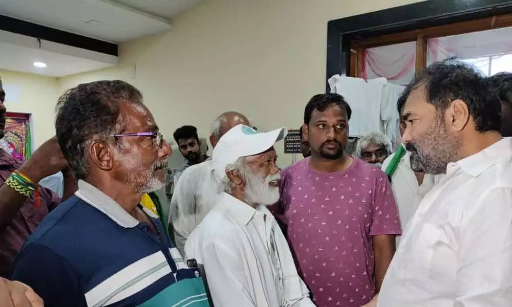 Nellore Rural MLA Kotamreddy Sridhar Reddy calls on Amaravati farmers at Ambapuram in his constituency on Monday