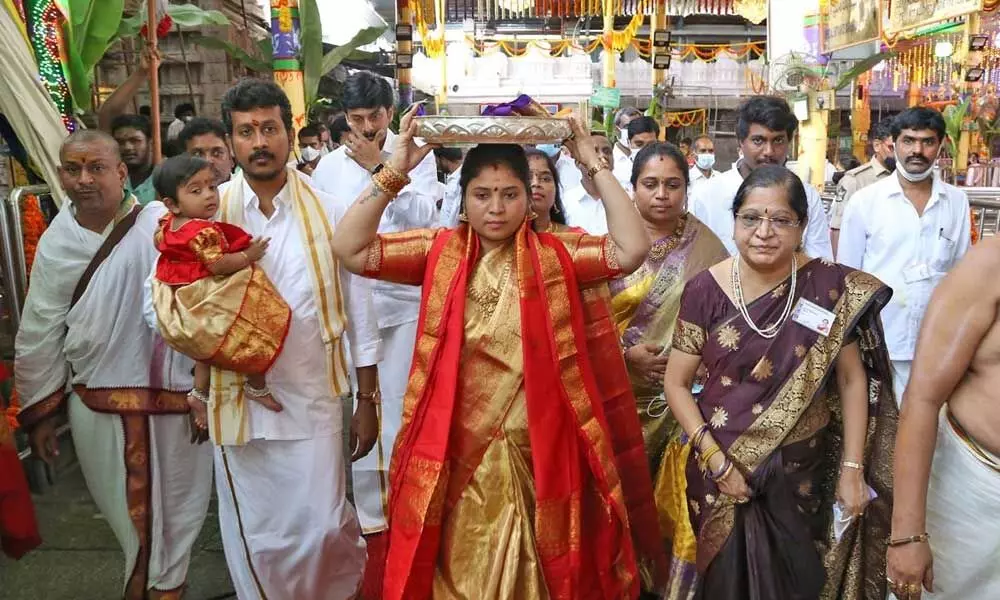 Deputy Chief Minister P Pushpasreevani carrying silk clothes to offer to Goddess Padmavathi on behalf of the State government at Tiruchanoor on Tuesday