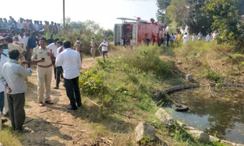 Telangana: Car plunges into agricultural well in Siddipet