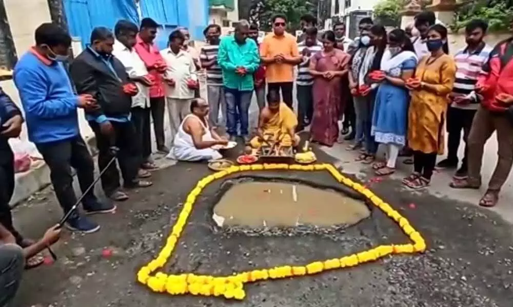 After BBMP’s failure to fix potholes, Bengalureans invoke god