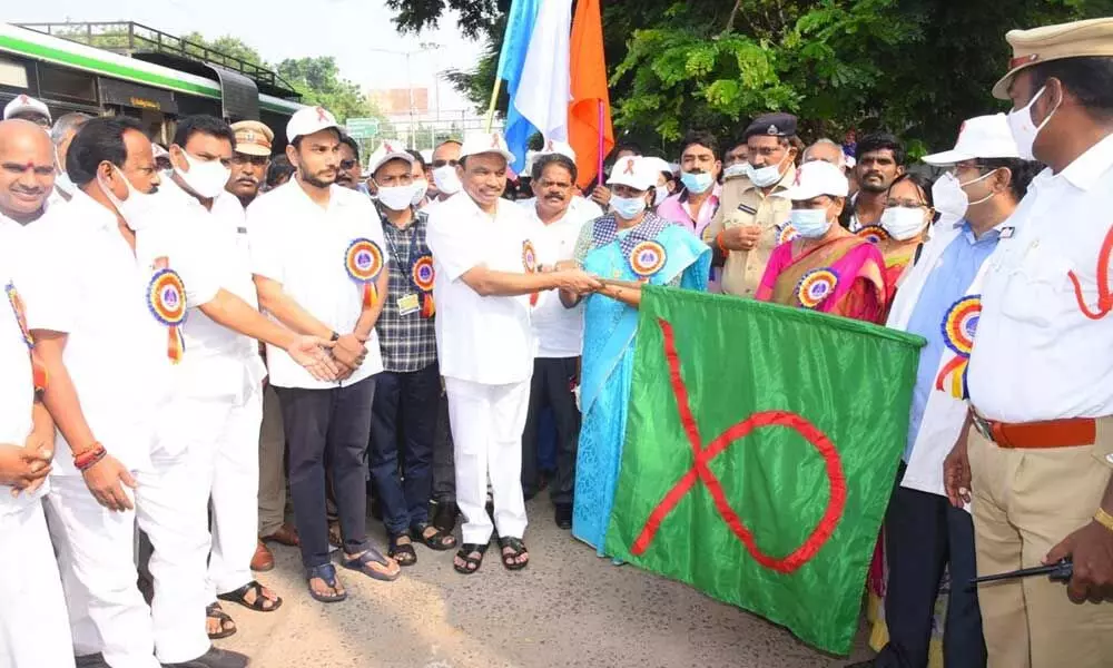 MP Magunta Srinivasulu Reddy flagging off the awareness rally on HIV/AIDS in Ongole on Wednesday