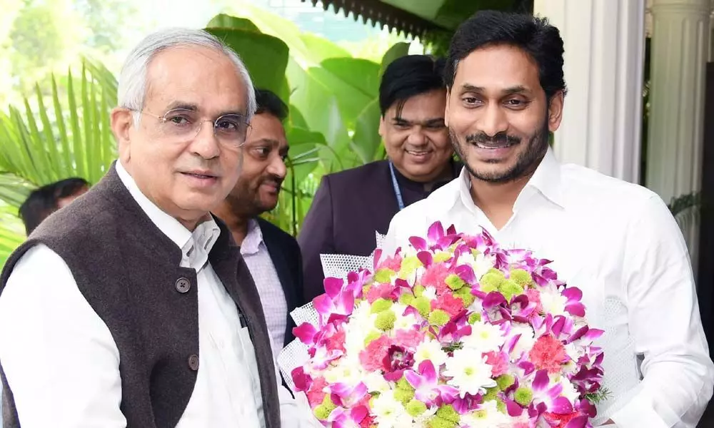 Chief Minister YS Jagan Mohan Reddy presenting a bouquet to NITI Aayog Vice-Chairman Rajiv Kumar when the latter arrived at his camp office in Tadepalli on Wednesday