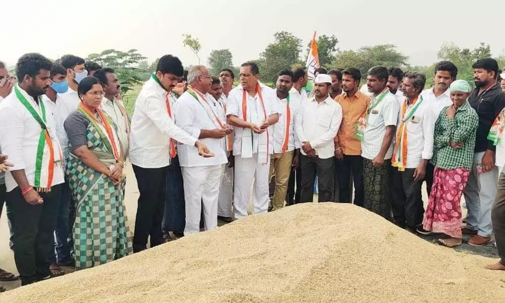 Congress leaders inspecting paddy grains of farmers in Kollapur on Wednesday