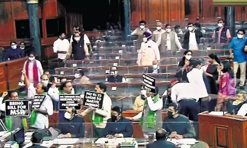 TRS MPs protest in Lok Sabha demanding paddy procurement in Telangana