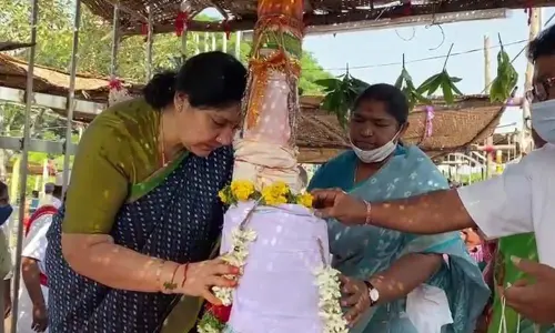 Minister for Tribal Welfare Satyavathi Rathod and Mulugu MLA Danasari Anasuya alias Seethakka offer prayers at the altars of Sammakka Saralamma deities in Medaram on Wednesday