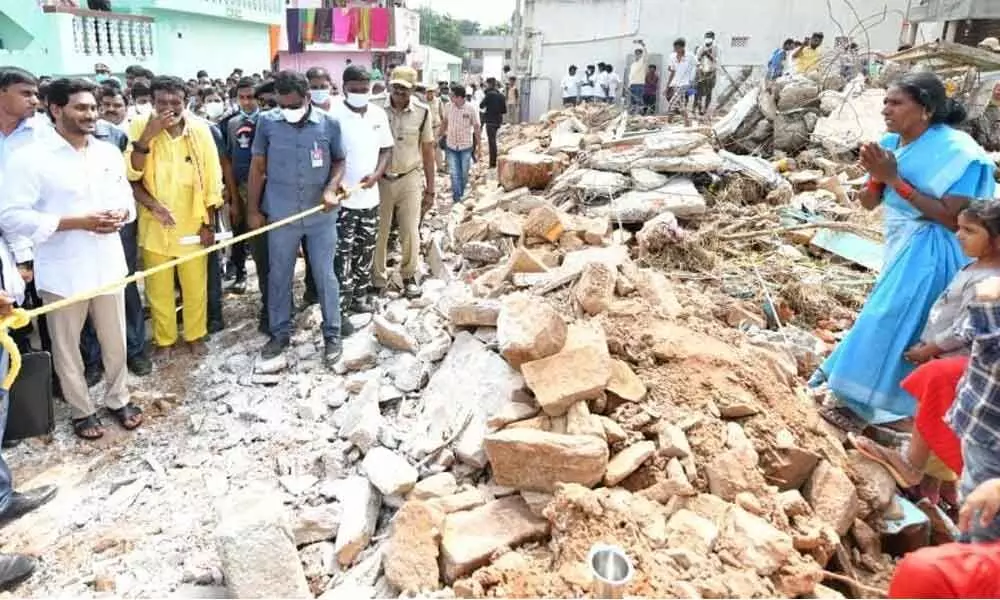 Chief Minister visits a destroyed house in Pulapattur