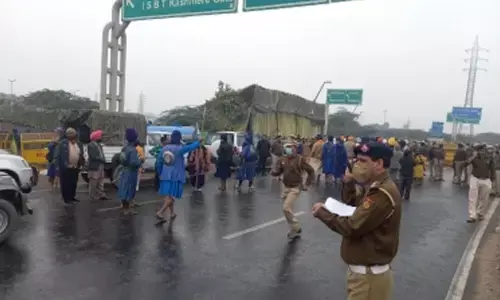 Delhi Police arranges bus for Nihangs heading for Bangla Sahib