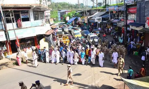 A Congress protest at Vandiperiyar in Idukki against Mullaperiyar dam water release without warning.