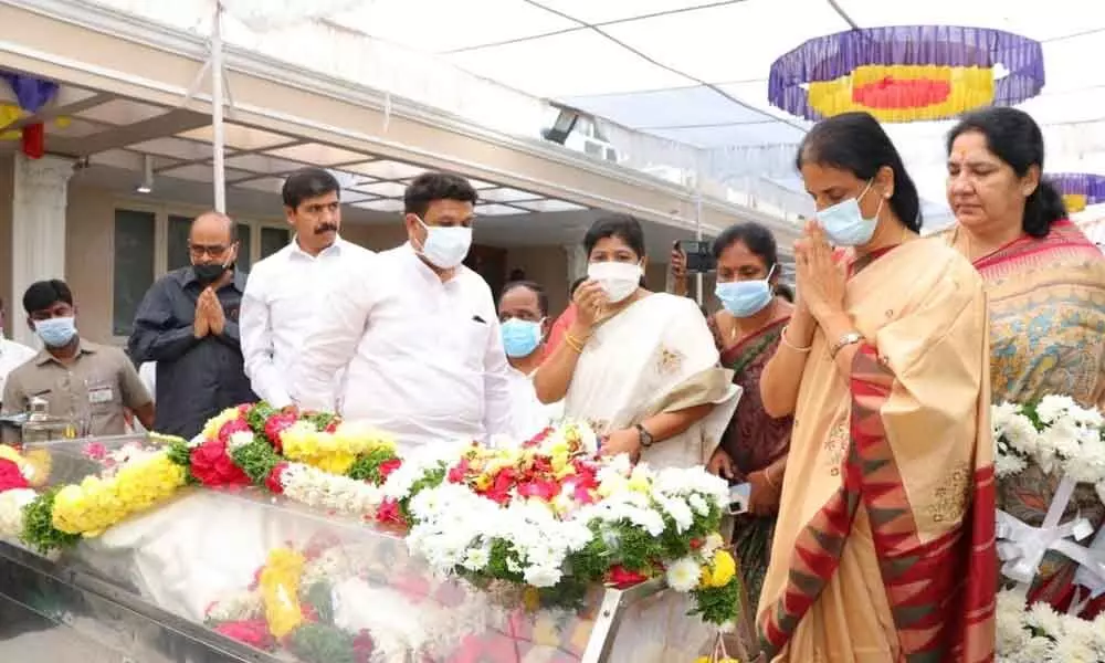 Ministers Sabita Indra Reddy and Satyavathi Rathod paying tributes to former CM Dr Rosaiah at his residence in Ameerpet in Hyderabad on Saturday