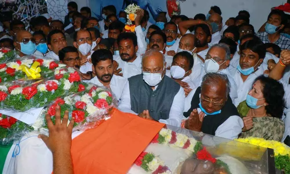 Rosaiah cremated with State honours at Kompally farmhouse