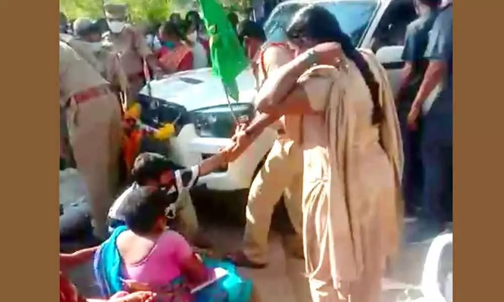 Visakhapatnam: Farmers of JP Agraharam lay siege to MLAs vehicle