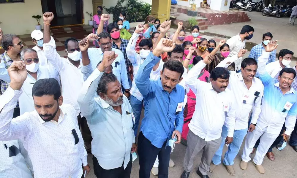 AP NGOs leaders staging a protest at irrigation office compound in Vijayawada on Tuesday (Hans photo: Ch Venkata Mastan)