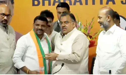 Teenmaar Mallanna joins BJP in Delhi