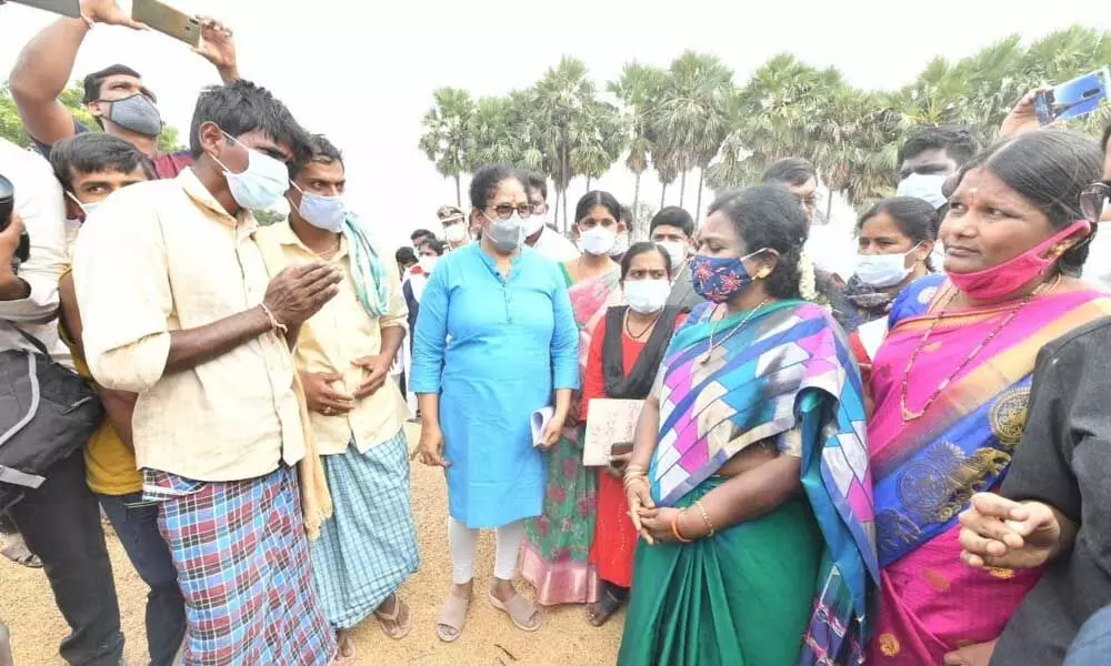 Governor Dr Tamilisai Soundararajan interacting with a farmer at IKP centre in Arajalabavi in Nalgonda on Wednesday