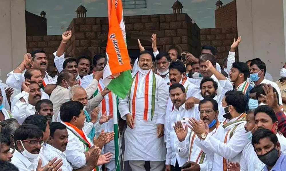 TPCC Political Affairs Committee Convener Mohammed Ali Shabbir distributing blankets to poor on occasion of Congress chief Sonia Gandhi’s birthday in Kamareddy on Thursday