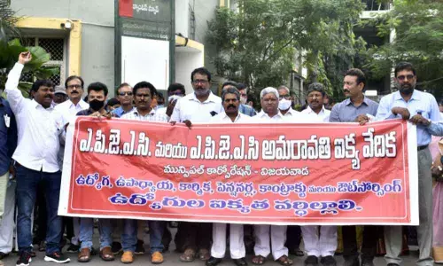 APNGOs JAC state president Bandi Srinivasa Rao , AP JAC Amaravati chairman Bopparaju Venkateswarlu  and  other leaders stage a dharna at Vijayawada Municipal Corporation office in Vijayawada on Thursday    	Photo:  Ch Venkata Mastan