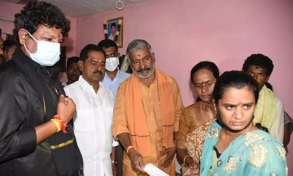 Panchayat Raj Minister Peddireddi Ramachandra Reddy along with Deputy Chief Minister K Narayana Swamy on behalf of the State government handing over a cheque for Rs 50 lakh to Syamala, wife of martyr Sai Teja,at Regada village near Madanapalli on Saturday