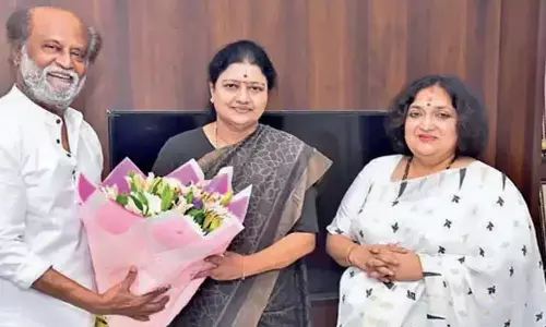 Sasikala calls on Rajinikanth at his Poes Garden residence
