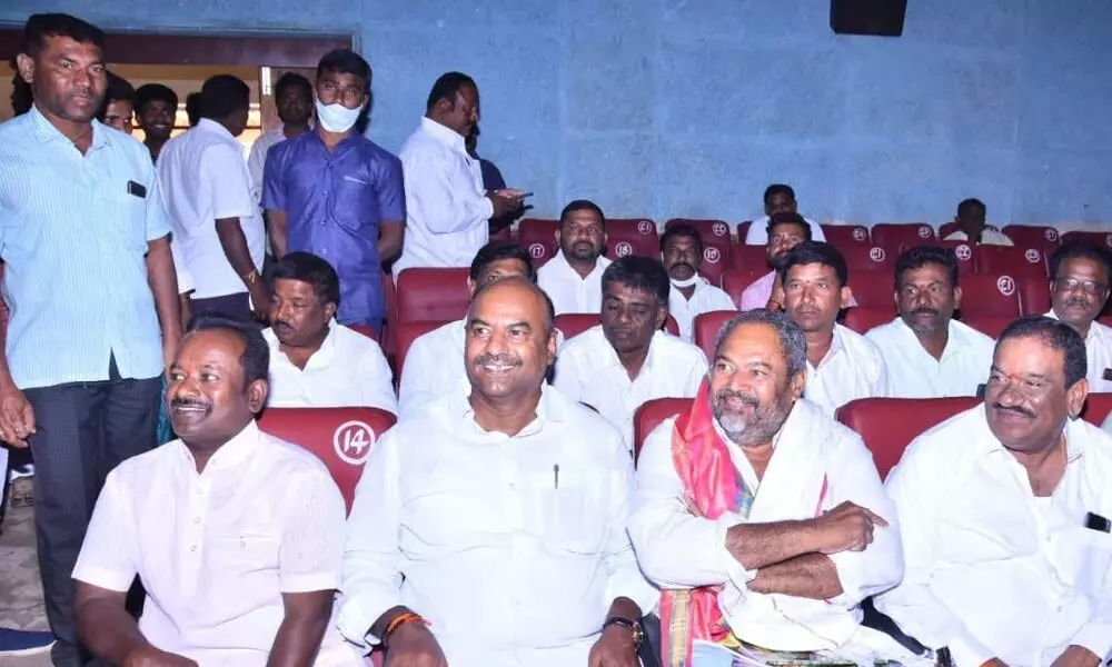 Gadwal MLA Bandla Krishna Mohan Reddy along with filmmaker R Narayana Murthy watching ‘Rythanna’ movie at Navarang Theatre in Gadwal on Sunday