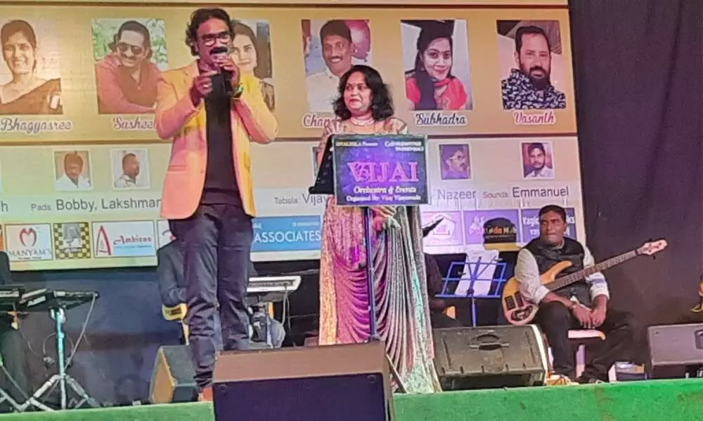 Artistes entertain people with songs of yester years
