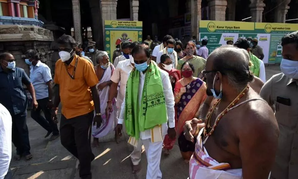 CM KCR offers prayers at Sri Ranganath temple in Tamil Nadu