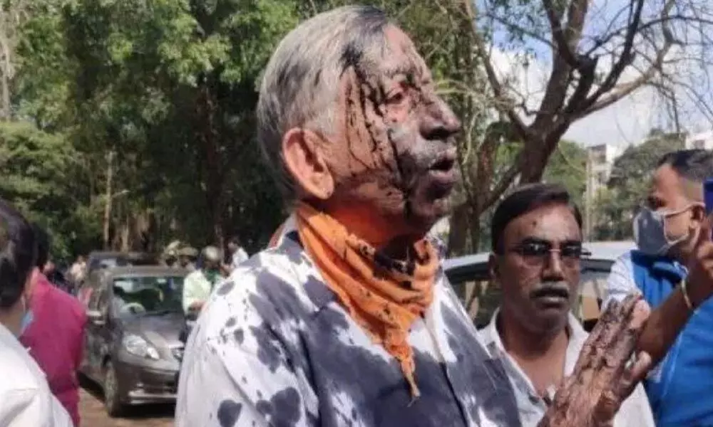 Maharashtra Ekikaran Samiti leaders sprayed with black ink by Kannada activists