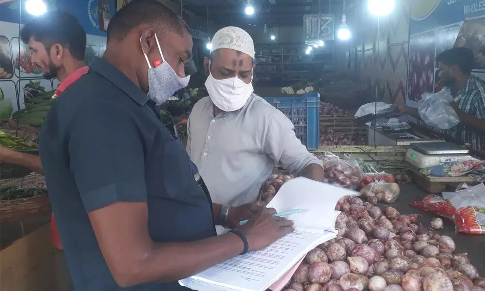 Traders irked as GHMC serves notices against huge sign boards