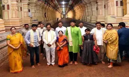 CM KCR leaves for Tamil Nadu with his family