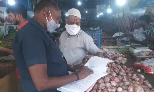 Traders irked as GHMC serves notices against huge sign boards