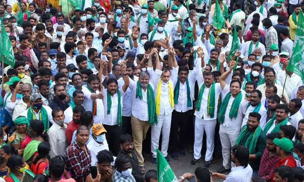 TDP leaders expressing solidarity with Amaravati farmers Maha Padayatra in Tirupati on Tuesday