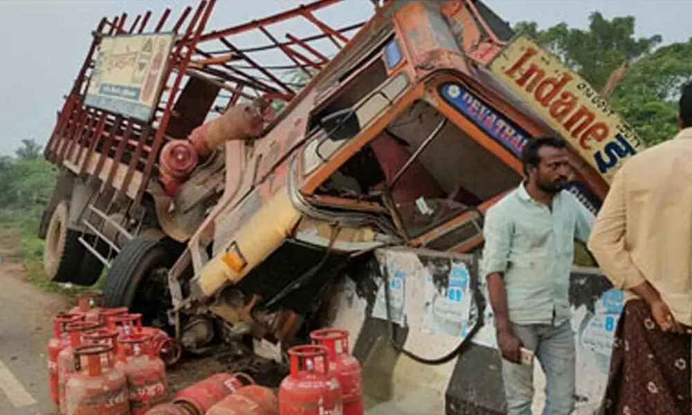 A lorry carrying gas cylinders overturned after hitting culvert in Prakasam, no casualties